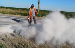 Limpian el derrame de bolsas de cemento sobre la Ruta Provincial 191