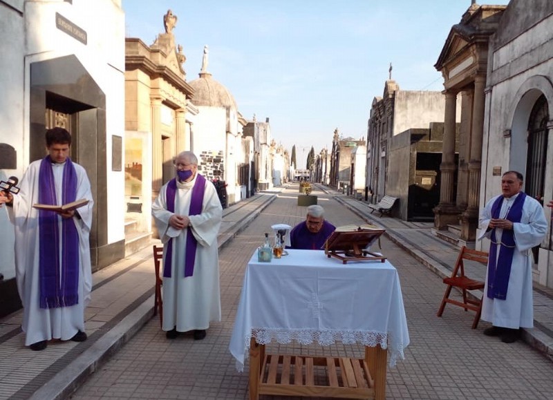 Ceremonia en la necrópolis local.