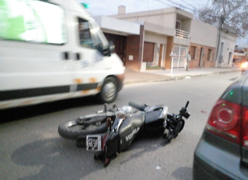 Quienes iban en la moto se llevaron la peor parte.