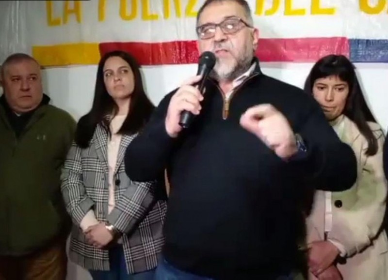 En el local partidario de la calle San Pablo y Las Heras, este viernes por la noche, el precandidato a intendente de Salto por Juntos, Marcelo Herrera, presentó su lista.