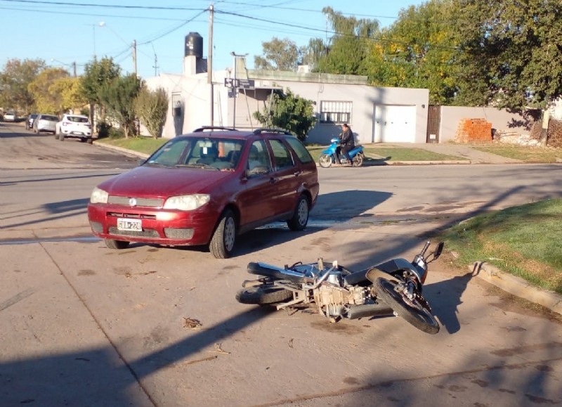 Choque entre moto y auto.