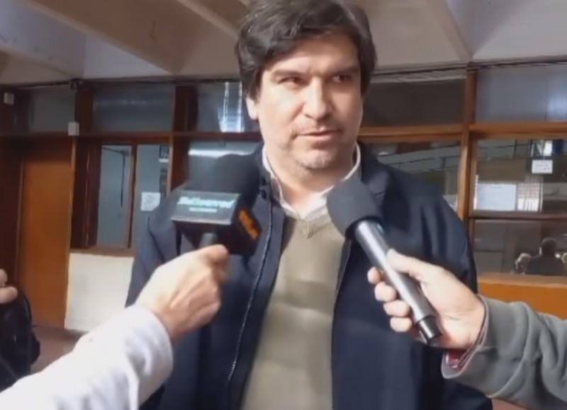 El precandidato a concejal en primer término por la Unión Cívica Radical dentro de Juntos por El Cambio, Ariel Guthux, emitió su voto está mañana. Lo hizo en la Escuela San Martín.