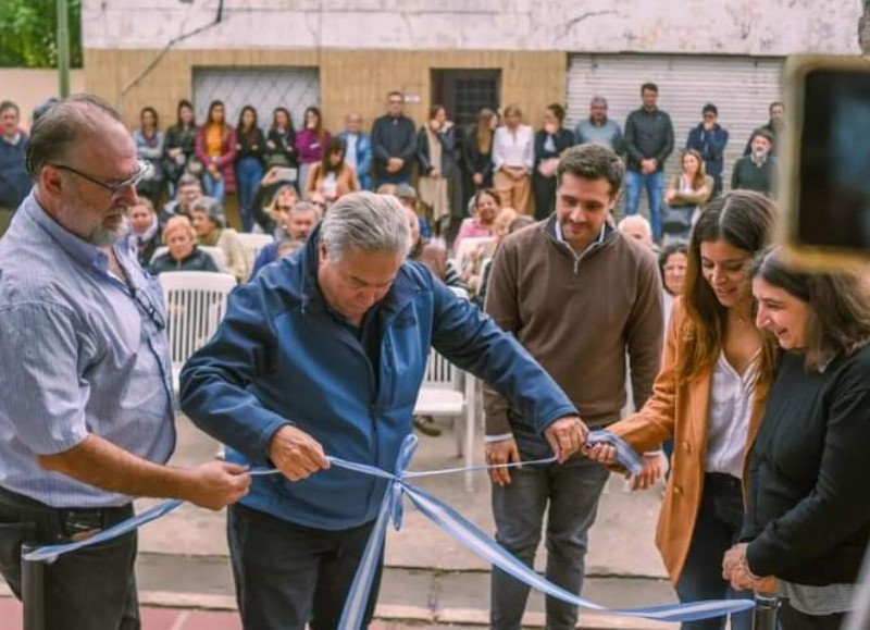 El tradicional corte de cintas.