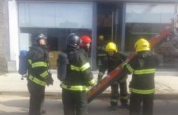 Alarma por incendio en mueblería céntrica