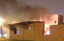 Prendió fuego la casa de su ex con ella y sus pequeños hijos adentro: terminó aprehendido