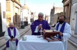 En recuerdo de las víctimas del Covid, las iglesias de Salto se unieron para oficiar una misa en el cementerio