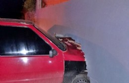 Perdió el control del auto y se incrustó contra el tapial de una vivienda