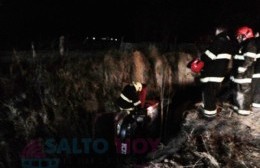 Un auto despistó y terminó volcado en una cuneta