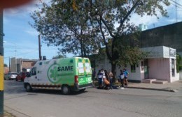 Una estudiante terminó herida al caerse de su moto