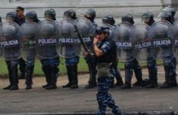 El partido de Compañía y 9 de julio fue suspendido en medio de una lluvia de piedras y balas de goma