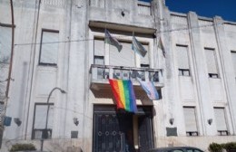 El Municipio desplegó la bandera del orgullo LGBTIQ