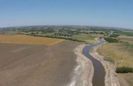 Avanzan las obras de limpieza en el río Salto