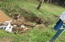 Graves anegamientos en barrios de Salto: La acumulación de residuos obstaculiza el drenaje pluvial