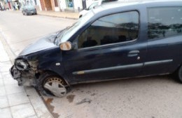 Se le reventó la cubierta del auto y chocó a otro vehículo estacionado