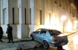 Chocaron dos autos, uno se subió a la vereda e impactó contra el edificio municipal