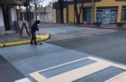 Se retomó la pintura de sendas peatonales en Avenida Mitre y Lalla