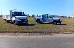 Caos vehicular en la rotonda de Arcor tras el vuelco de un camión cargado de cereales